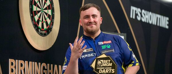 Šipky, PDC, Luke Littler po vyhraném Premier League v Birminghamu