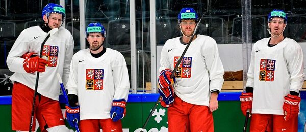 Trénink české hokejové reprezentace před MS 2025, zleva Jáchym Kondelík, Jakub Flek, David Pastrňák, Roman Červenka