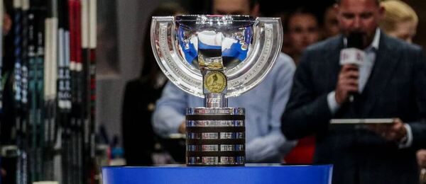 Trofej pro vítěze mistrovství světa v ledním hokeji, o kterou se hraje také na MS 2025 ve Švédsku a Dánsku