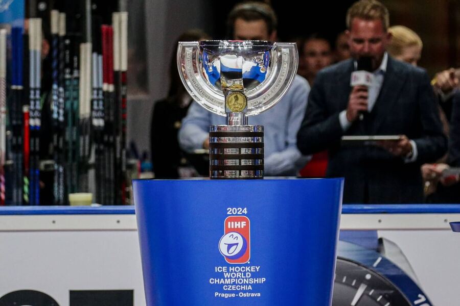 Trofej pro vítěze mistrovství světa v ledním hokeji, o kterou se hraje také na MS 2025 ve Švédsku a Dánsku