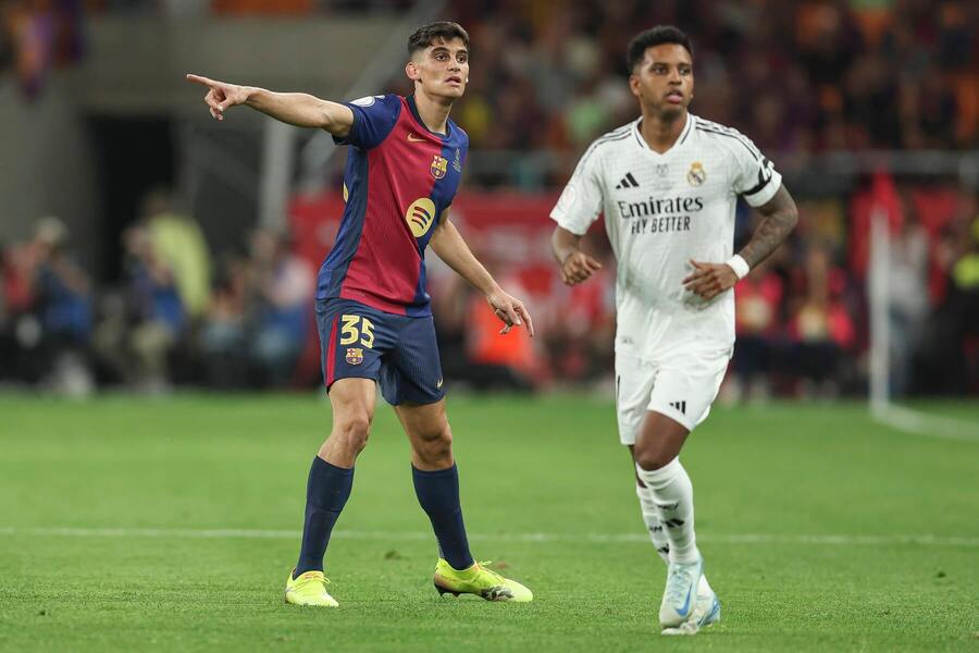 Finále Copa del Rey 2024/25: Zleva Gerard Martín z Barcelony a útočník Realu Madrid Rodrygo