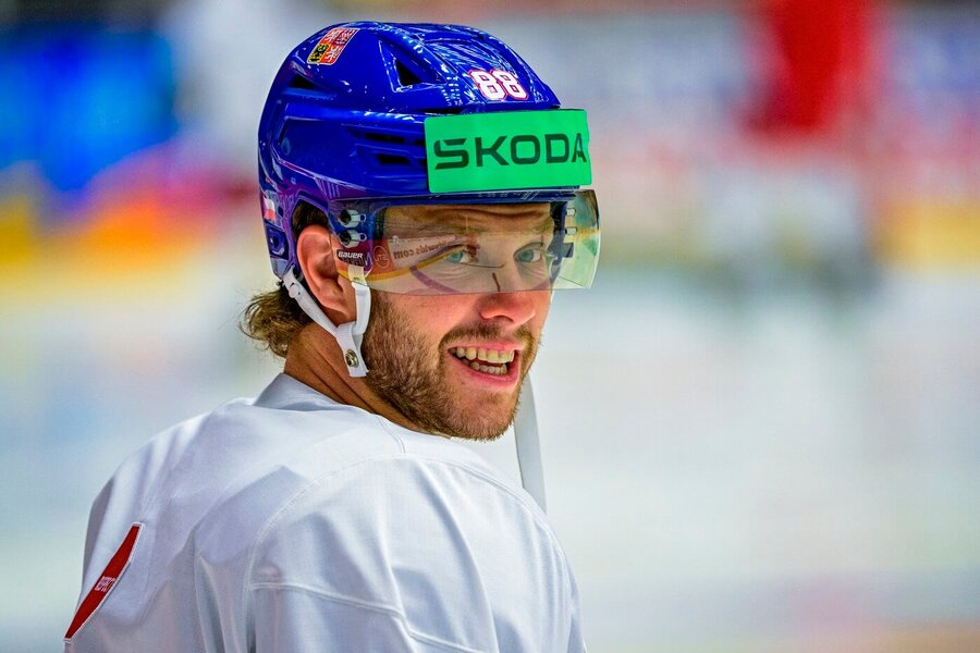 David Pastrňák na čtvrtečním tréninku české reprezentace, už dnes začíná program MS v hokeji 2025