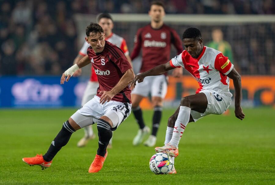 Qazim Laci a Oscar během derby Sparty se Slavií v jarní části Chance Ligy