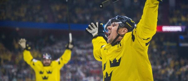 Mikael Backlund slaví první gól Švédů na MS v hokeji 2025, domácí tým ve Stockholmu hraje i dnes, v sobotu 10. května
