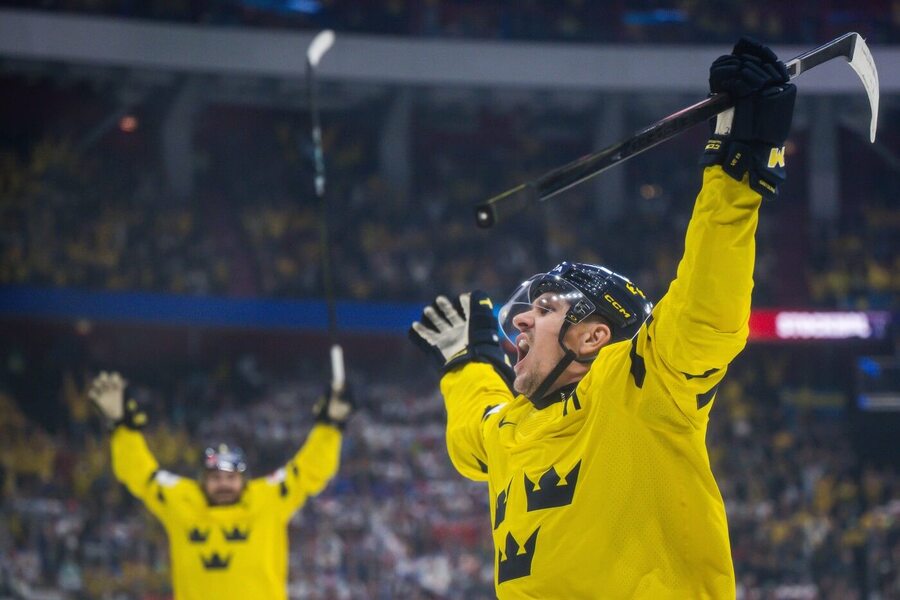 Mikael Backlund slaví první gól Švédů na MS v hokeji 2025, domácí tým ve Stockholmu hraje i dnes, v sobotu 10. května