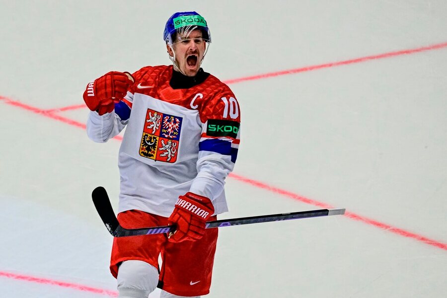 Kapitán Roman Červenka se raduje z vítězného gólu proti Švýcarům, Češi dnes uzavírají program 3. dne MS v hokeji 2025