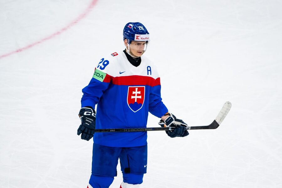 MS v ledním hokeji 2025: Slovenský obránce Michal Ivan během střetnutí proti Švédsku