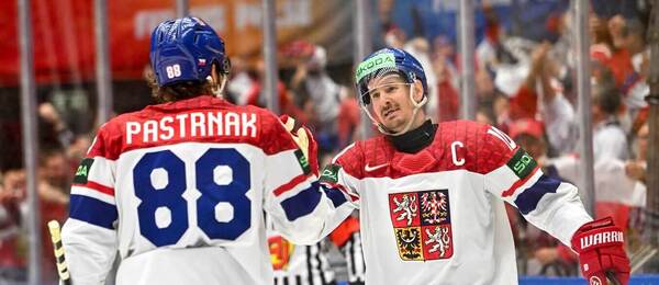 David Pastrňák a Roman Červenka slaví vítězný gól proti Norsku, Česko figuruje i v dnešním programu MS v hokeji pro 12. 5. 2025