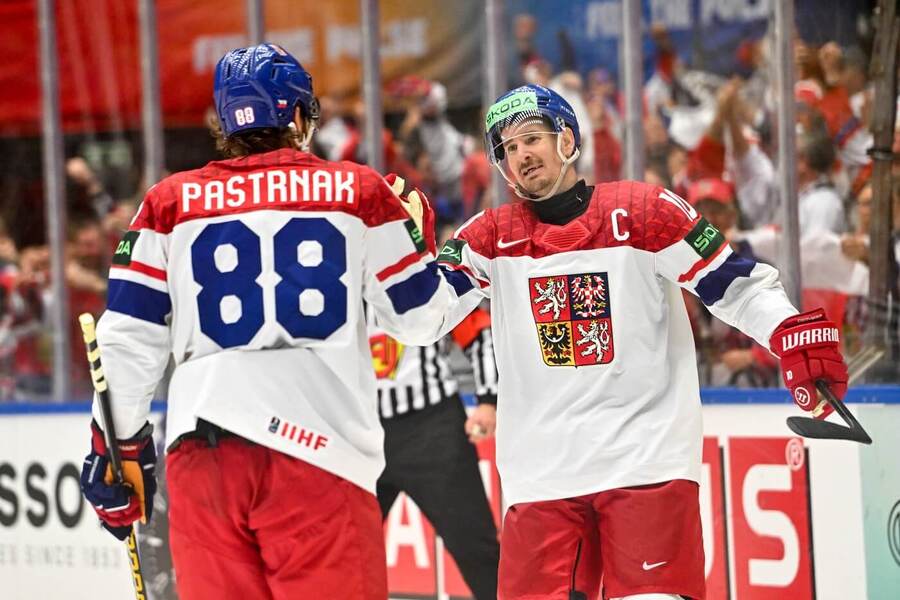 David Pastrňák a Roman Červenka slaví vítězný gól proti Norsku, Česko figuruje i v dnešním programu MS v hokeji pro 12. 5. 2025