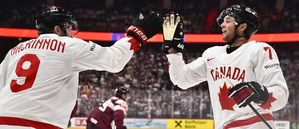 MS v hokeji 2025, na snímku hráči kanadského týmu Nathan MacKinnon (vlevo) a Mike Matheson