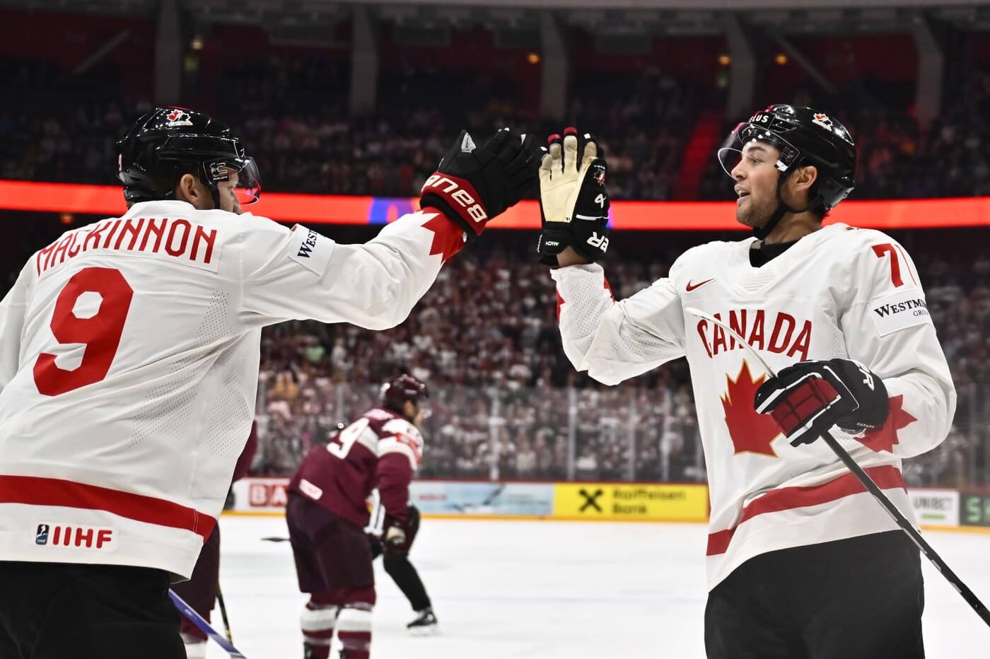 MS v hokeji 2025, na snímku hráči kanadského týmu Nathan MacKinnon (vlevo) a Mike Matheson