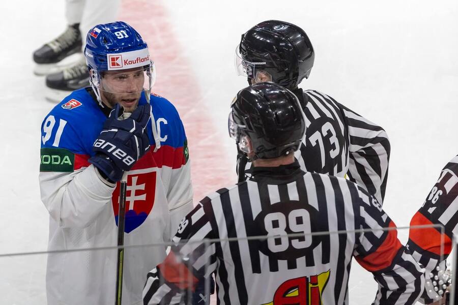 Kapitán slovenského týmu Matúš Sukeľ při utkání s Rakušany, obou týmů se týká i dnešní program MS v hokeji 2025 pro 14. května