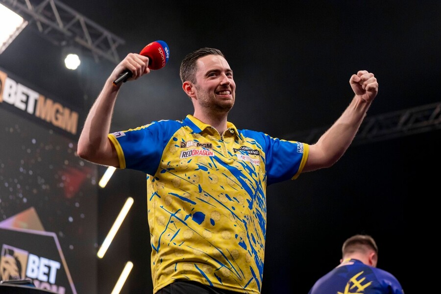 Šipky, PDC, Luke Humphries během Premier League v Leeds
