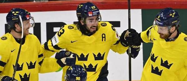 Švédové se radují z gólu na 5:0 proti Lotyšsku: Zleva Jonas Brodin, Mika Zibanejad, Adam Larsson a Alex Wennberg
