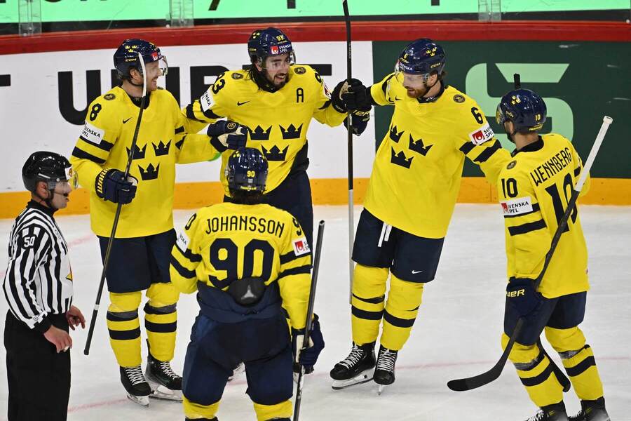 Švédové se radují z gólu na 5:0 proti Lotyšsku: Zleva Jonas Brodin, Mika Zibanejad, Adam Larsson a Alex Wennberg