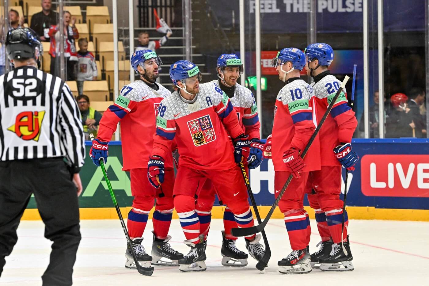 MS v hokeji 2025, Češi se radují po vstřelení gólu, fotka ze zápasu proti Maďarsku