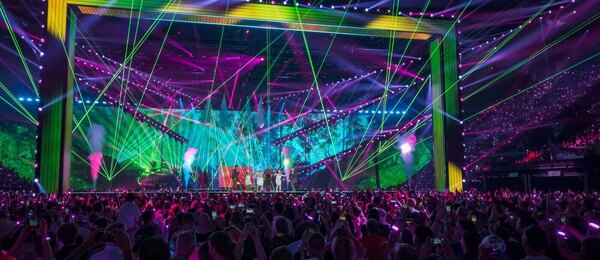 Největším favoritem před finále Eurovize 2025 je švédská skupina KAJ se skladbou Bara Bada Bastu