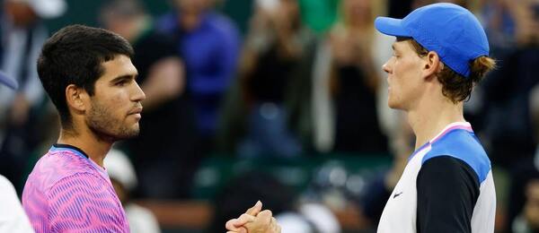 Carlos Alcaraz a Jannik Sinner po vzájemném zápasu v Indian Wells, dnes si oba zahrají finále ATP 1000 Řím 2025