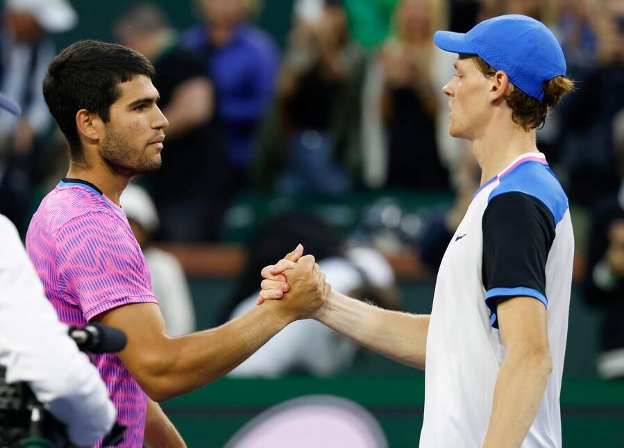 Carlos Alcaraz a Jannik Sinner po vzájemném zápasu v Indian Wells, dnes si oba zahrají finále ATP 1000 Řím 2025