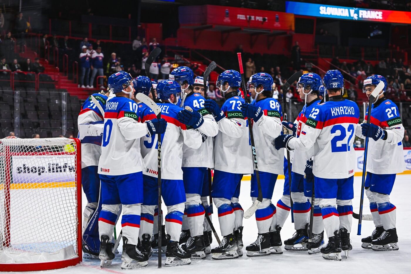 MS v hokeji 2025, hráči slovenského týmu oslavují vítězství