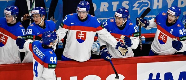 MS v hokeji 2025, Mislav Rosandič ze Slovenska oslavuje se svými spoluhráči gól
