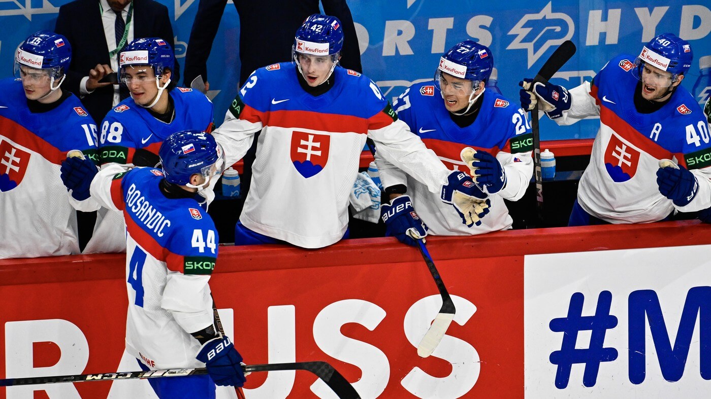 MS v hokeji 2025, Mislav Rosandič ze Slovenska oslavuje se svými spoluhráči gól