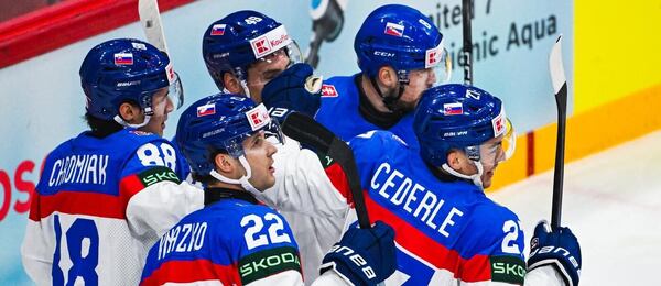 Slovenští hokejisté oslavují gól Sebastiána Čederleho v zápase s Lotyšskem, Slovensko dnes na MS hraje proti Finsku 