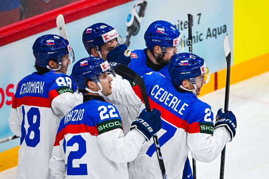 Slovenští hokejisté oslavují gól Sebastiána Čederleho v zápase s Lotyšskem, Slovensko dnes na MS hraje proti Finsku