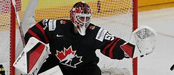 MS v hokeji 2024: Na fotce Švéd Isac Lundeström (vlevo) a gólman Jordan Binnington v dresu Kanady