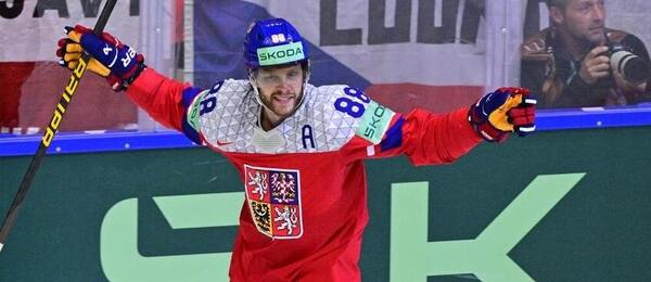MS v ledním hokeji 2025: David Pastrňák se raduje z gólu do sítě USA