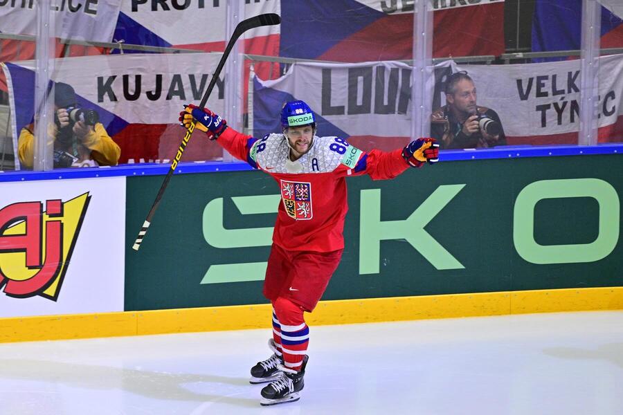 MS v ledním hokeji 2025: David Pastrňák se raduje z gólu do sítě USA