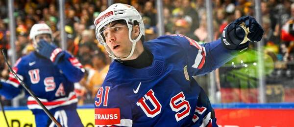 Americký útočník Frank Nazar slaví jeden ze svých gólů na MS v hokeji 2025, USA dnes hrají čtvrtfinále s Finskem