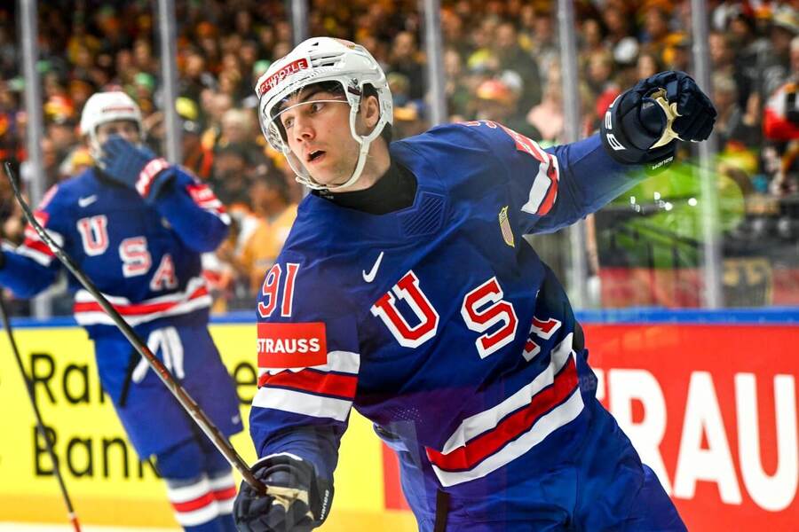 Americký útočník Frank Nazar slaví jeden ze svých gólů na MS v hokeji 2025, USA dnes hrají čtvrtfinále s Finskem