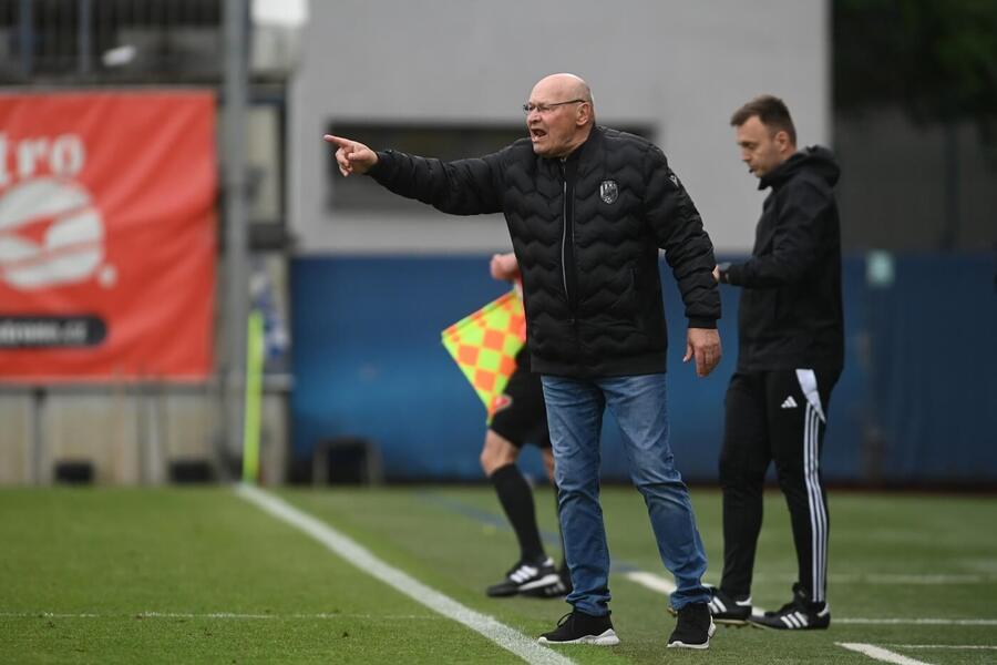 Trenér Viktorie Plzeň Miroslav Koubek během utkání v Olomouci