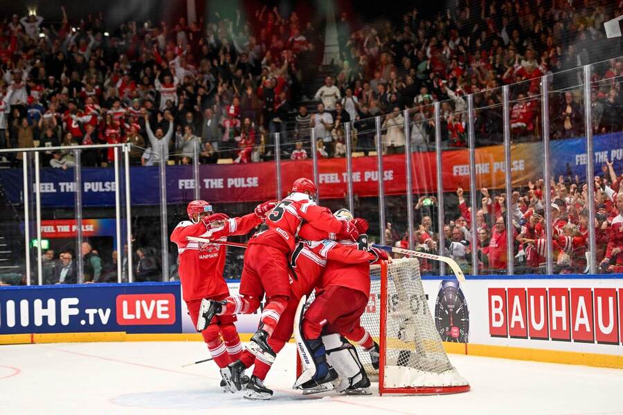 Hokejisté Dánska se radují z historického postupu do semifinále na MS 2025