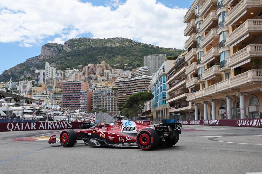 Charles Leclerc v Monaku vyhrál oba páteční tréninky