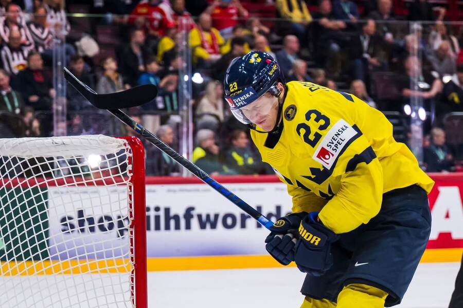 Švédský útočník Lucas Raymond v nevydařeném semifinále MS v hokeji 2025, Švédsko dnes hraje o medaili s Dánskem