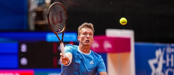 Český tenista Jiří Lehečka v zápase ATP 2025 Hamburk, dnes si Lehečka a dvě Češky zahrají 1. kolo Roland Garros 2025