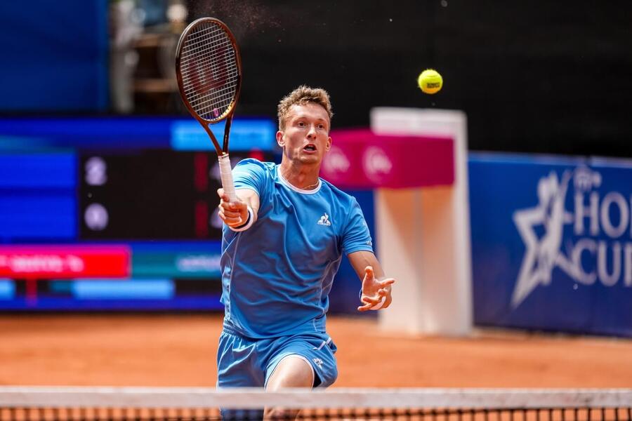 Český tenista Jiří Lehečka v zápase ATP 2025 Hamburk, dnes si Lehečka a dvě Češky zahrají 1. kolo Roland Garros 2025