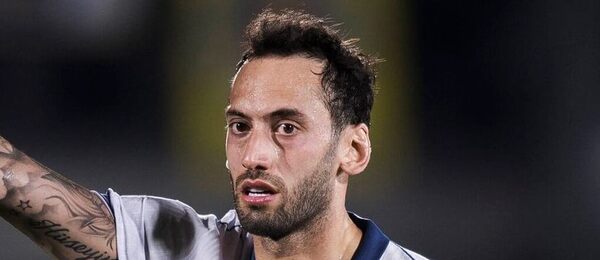 Hakan Çalhanoğlu, záložník Interu Milán, během utkání proti Como 1907