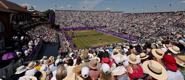 Centrální kurt Queen´s Club v Londýně, kde probíhá i ženský tenisový turnaj WTA Londýn