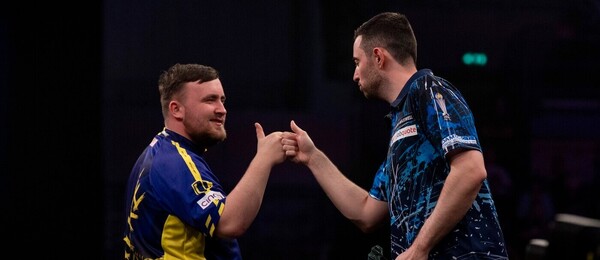 Šipky, PDC, Luke Littler a Luke Humphries během Premier League Darts v Sheffieldu