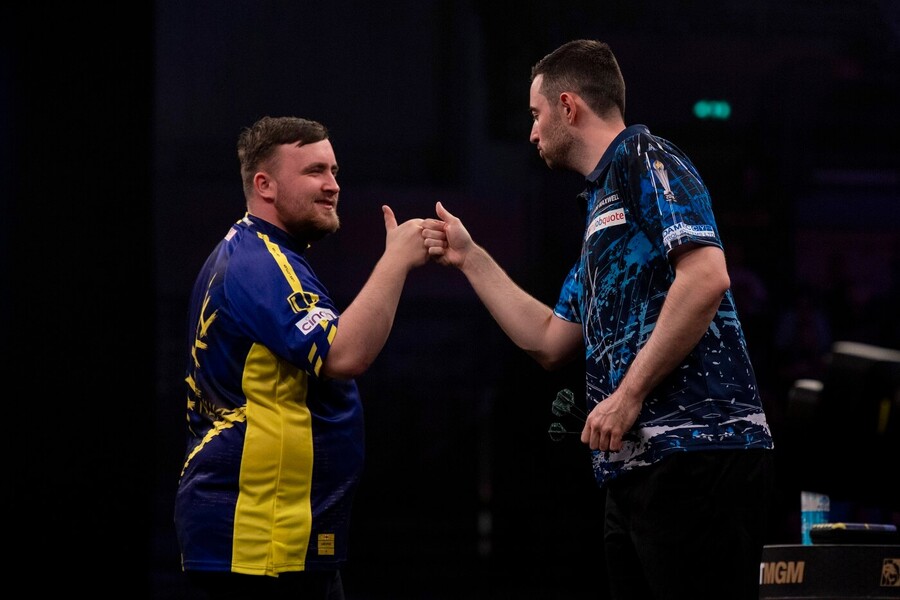 Šipky, PDC, Luke Littler a Luke Humphries během Premier League Darts v Sheffieldu