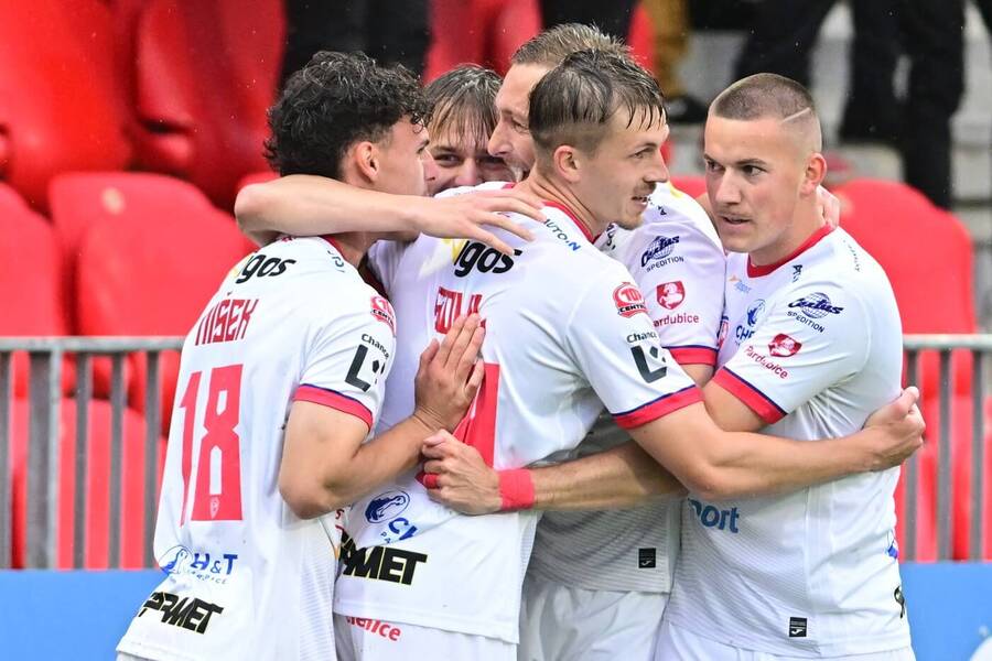 Fotbalisté Pardubic se radují z gólu, baráž o Chance Ligu 2025