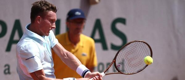 Jiří Lehečka ve vítězném zápase 2. kola French Open 2025, dnes Lehečka na Roland Garros hraje proti Sinnerovi