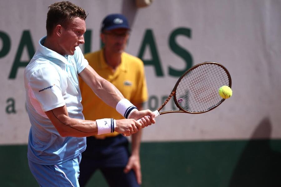 Jiří Lehečka ve vítězném zápase 2. kola French Open 2025, dnes Lehečka na Roland Garros hraje proti Sinnerovi