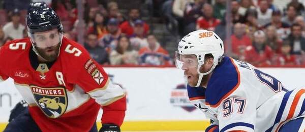 Základní část NHL 2024/25: Na fotce zadák Floridy Aaron Ekblad (vlevo) a Connor McDavid, lídr Edmontonu