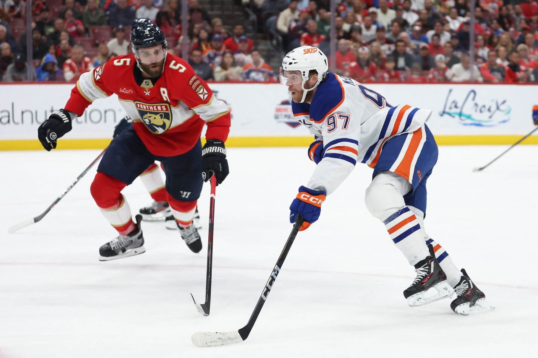Základní část NHL 2024/25: Na fotce zadák Floridy Aaron Ekblad (vlevo) a Connor McDavid, lídr Edmontonu