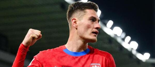 Český reprezentant Patrik Schick se raduje z vítězného gólu proti Faerským ostrovům
