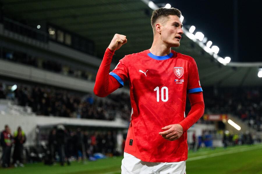Český reprezentant Patrik Schick se raduje z vítězného gólu proti Faerským ostrovům